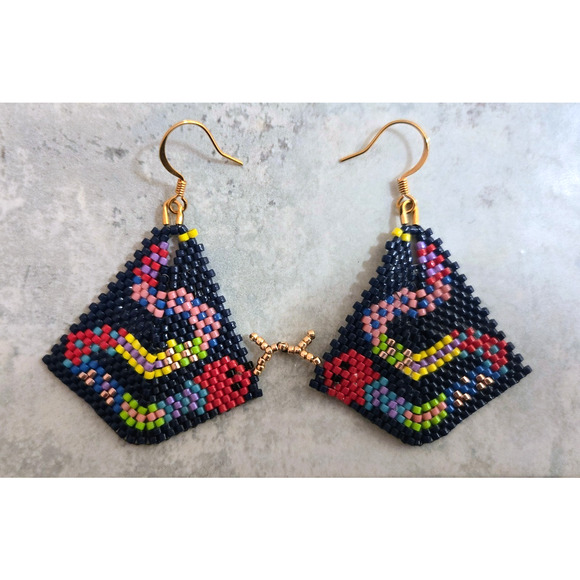 Hand beaded snake theme earring - Picture 2 of 4